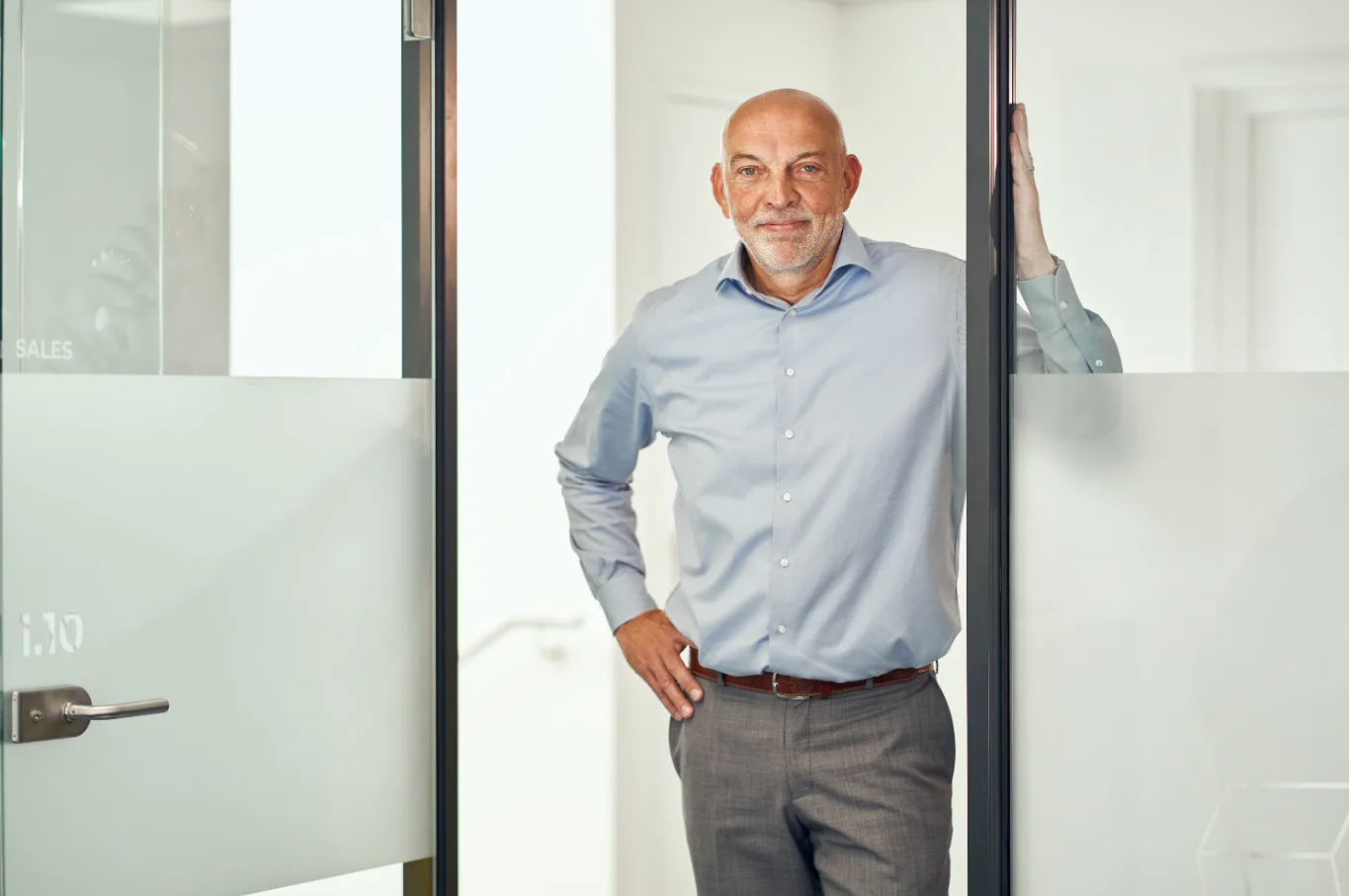 man staat in deuropening van een kantoorruimte
